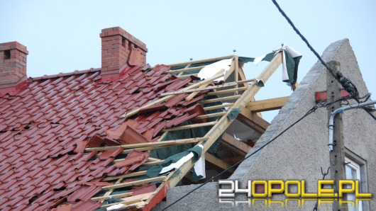 Bardzo silna burza w gminie Cisek, wiele domów bez dachów
