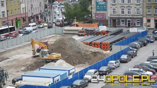 Fragment zabytkowego muru odkryty na budowie parkingu w centrum Opola