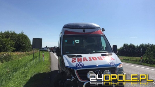 Zderzenie karetki z osobówką, jedna osoba w szpitalu