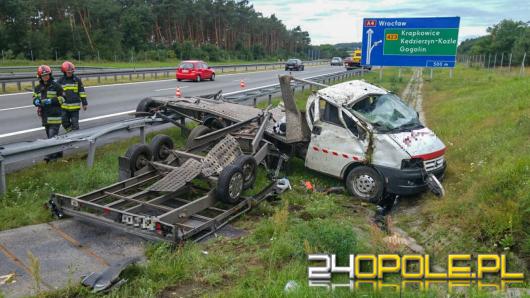 Kierowca lawety zasnął na autostradzie i zjechał z drogi