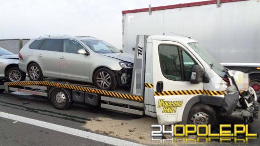 Zasnął za kierownicą, uderzył w samochód obsługi autostrady