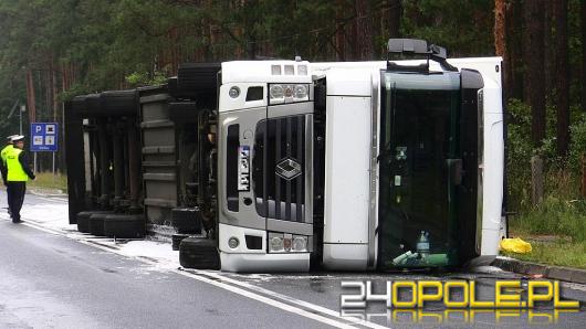  Pod Ozimkiem wywrócił się tir przewożący gruszki