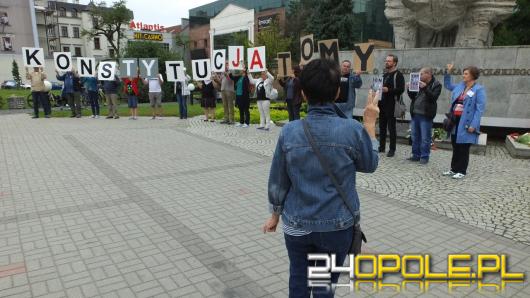 "Konstytucja to my!". Antyrządowy happening również w Opolu