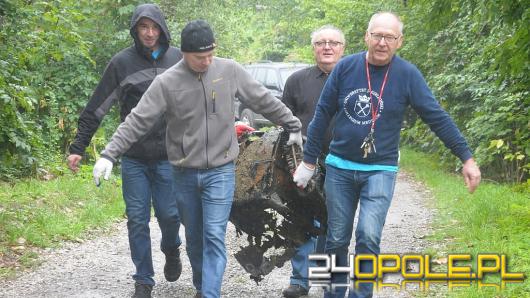 Sprzątali kamionkę Piast. Na dnie rama od motoru i lodówka 