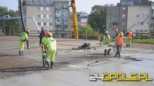 Kolejny etap budowy mostu na Niemodlińskiej. Wylewają beton na nawierzchnię