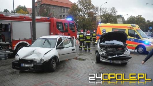 Zderzenie dwóch osobówek na skrzyżowaniu Ozimska-Katowicka