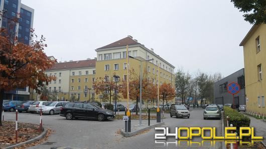 Otwarty wjazd na parking Uniwersytetu Opolskiego. Sytuacja budzi odmienne opinie