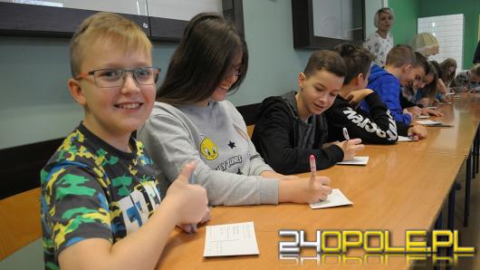 Dzieci ze szkoły podstawowej 33 w Opolu wysyłają kartki niepodległościowe.