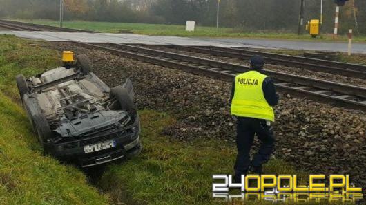 Groźny wypadek w Brzegu. Auto zatrzymało się na torach kolejowych. 