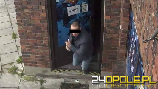 Przegrał wszystkie pieniądze w salonie gier, zaatakował pracownicę i ukradł gotówkę