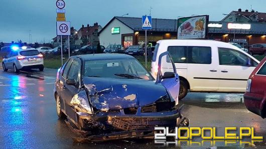 Dwa pojazdy zderzyły się na Alei Solidarności w Opolu, są ranni.