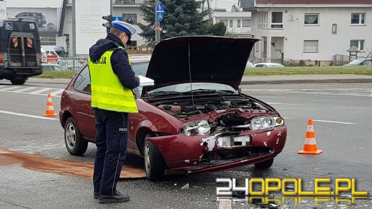 Kolizja dwóch pojazdów na skrzyżowaniu Wiejskiej z Oleską w Opolu. 