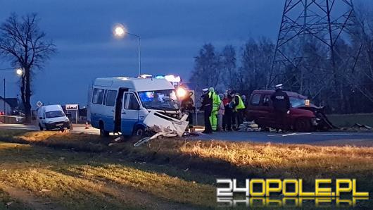 Tragiczne zderzenie osobówki z busem, 13 osób poszkodowanych