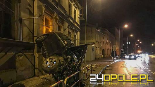Kluczbork: Pijany kierowca wjechał Mercedesem w budynek mieszkalny