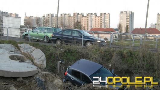 Auto spadło z kładki na Niemodlińskiej