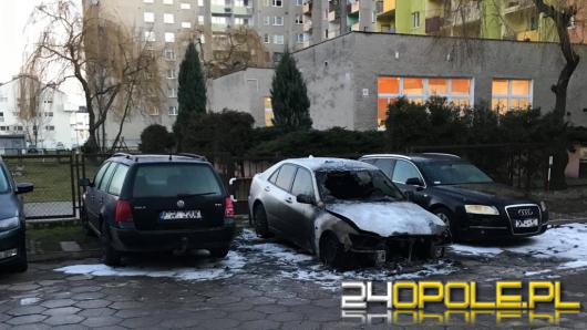 Policja bada przyczynę nocnego pożaru samochodu na ulicy Sieradzkiej.