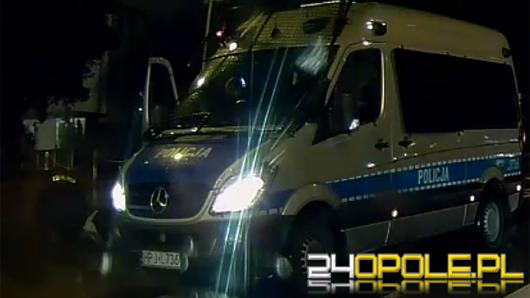 Policjanci pomogli kobiecie, która upadła na chodnik