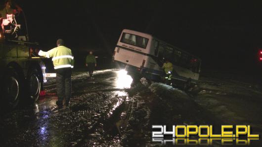 Strzelce Opolskie: Silny wiatr zepchnął autobus do rowu