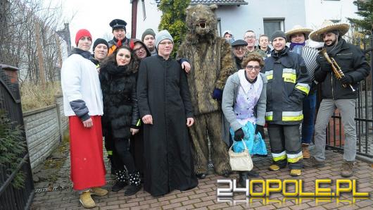 W Opolu-Winowie trwa wodzenie niedźwiedzia