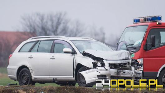 79-latek doprowadził do wypadku na obwodnicy Grodkowa. Został ranny