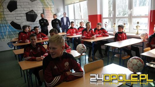 Klasa niczym boisko piłkarskie. Posłuży sportowcom z Prószkowa