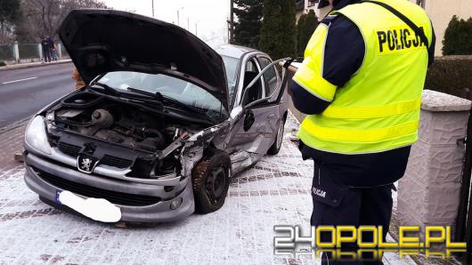 Zderzenie audi i peugeota w Starych Siołkowicach, 69-latka ranna