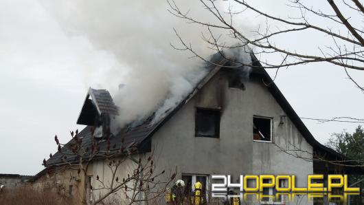  Pożar domu w Dobrzyniu. Z ogniem walczyło 10 zastępów straży pożarnej