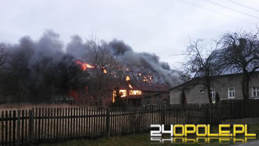 W Ziemiełowicach doszczętnie spłonęła stodoła. Straż zapobiegła rozprzestrzenieniu się ognia