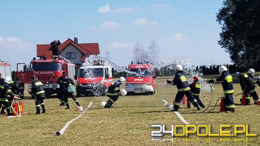 5 ton wody wylali na siebie strażacy w Suchej podczas bitwy wodnej