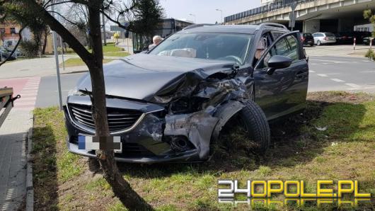 Zderzenie dwóch pojazdów na rondzie w Opolu, dwaj kierowcy w szpitalu