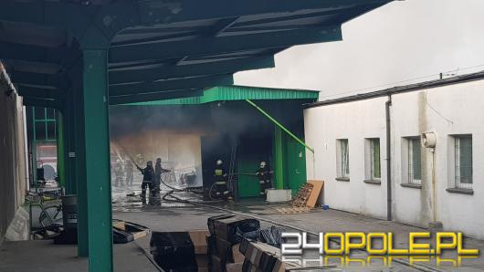 Trwa gaszenie hali magazynowej w Kluczborku, w akcji 27 zastępów straży pożarnej