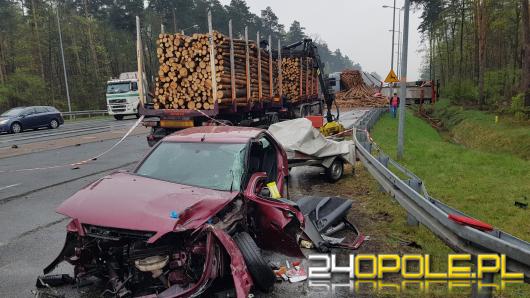 Zablokowana obwodnica w kierunku Strzelec Opolskich. Citroen zderzył się z autem przewożącym drewno