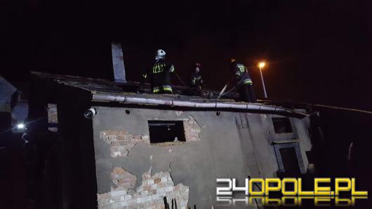7 zastępów straży pożarnej walczyło z pożarem stodoły w Jędrzychowie