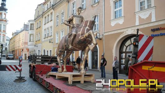 Na rynek wjechał pomnik księcia Kazimierza I Opolskiego, trwają przymiarki