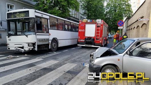 Na ul. Sądowej autobus zderzył się z osobówką