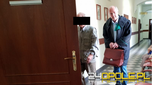 80-latek oskarżany o gwałt na własnej wnuczce stanął dziś przed sądem w Opolu