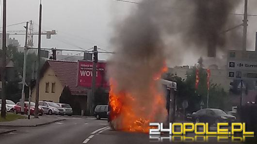 Pożar autobusu MZK na ulicy Tysiąclecia. Skrzyżowanie Częstochowska - Tysiąclecia zablokowane