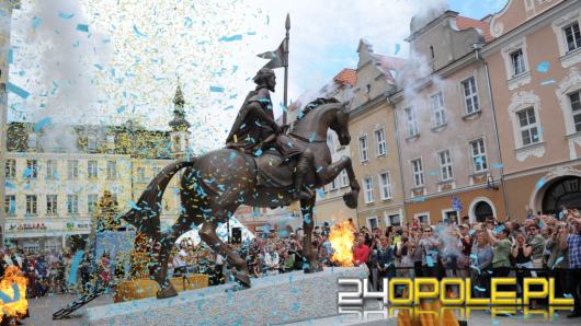 Opolanie tłumnie wzięli udział w uroczystym odsłonięciu pomnika Kazimierza I na rynku