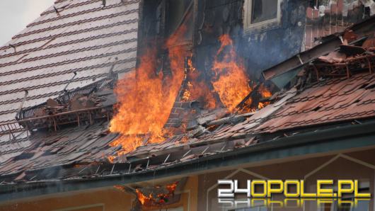 Pożar domu wielorodzinnego w Jełowej. W akcji 14 zastępów straży