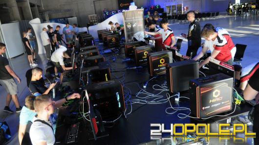 Turniej e-sportowy w Opolu przyciągnął blisko 500 graczy i tłumy kibiców