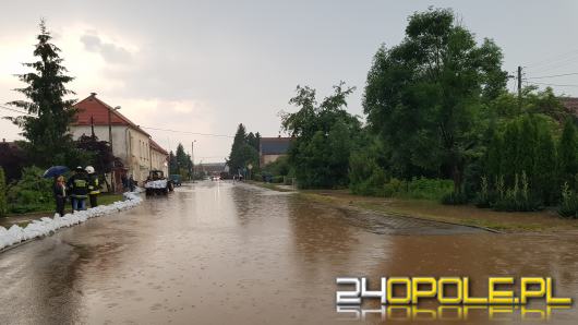 Blisko 80 strażaków odpompowywało wodę po ulewie w Rusocinie (pow. nyski)