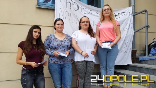 Studenci protestują na pl. Kopernika przeciw Ustawie Jarosława Gowina