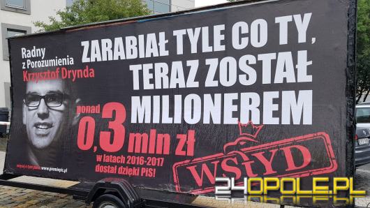 Billboardy z podobizną Krzysztofa Dryndy jeździły po Opolu, dlaczego?