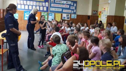 Policjanci edukują przedszkolaków w ramach akcji "Kręci mnie bezpieczeństwo nad wodą"