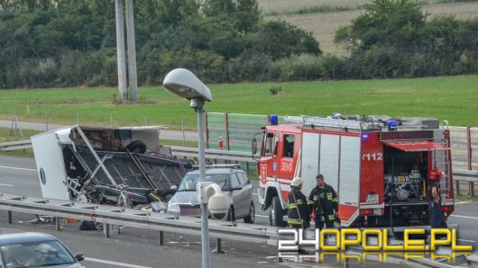 A4: Z osobówki odpięła się przyczepa kempingowa, doszło do zderzenia