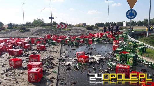 Setki butelek piwa wysypały się z TIR-a. Zablokowane skrzyżowanie drogi w Prudniku