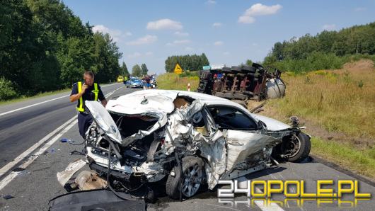 Wypadek na krajowej 11. BMW staranowane przez dwie ciężarówki. Dwie osoby ranne