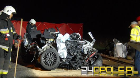 Tragiczne zderzenie BMW z ciężarówką. Nie żyją dwie osoby 