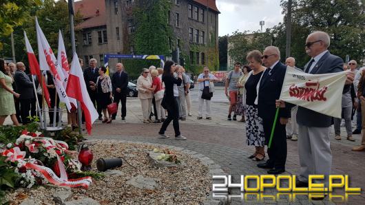 Przedstawiciele władz i działacze dawnej Solidarności złożyli kwiaty na skwerze Solidarności