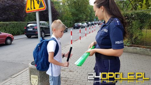 Policjanci patrolują przejścia dla pieszych w ramach akcji "Bezpieczna droga do szkoły"